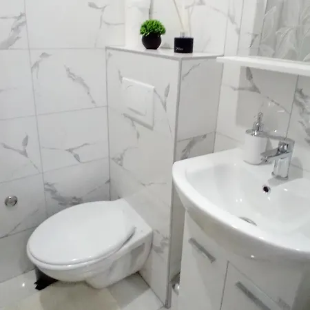 Edwin Apartman *