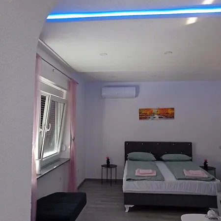 Edwin Apartment *